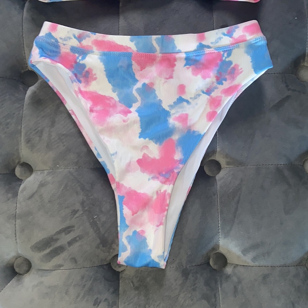 Bikini - Picture 3 of 3